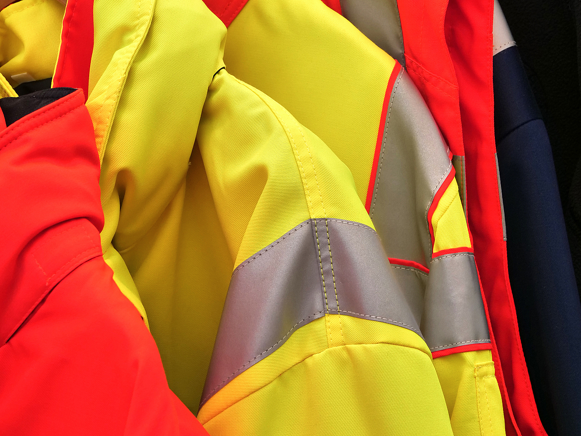 Warnkleidung wird je nach Größe der reflektierenden und fluoreszierenden Textilflächen in drei Bekleidungsklassen eingeteilt. 